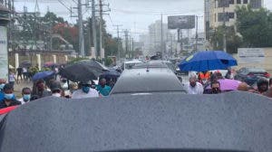 Cientos desafían la lluvia para acompañar cortejo fúnebre del Caballo Mayor en recorrido por Villa Juana