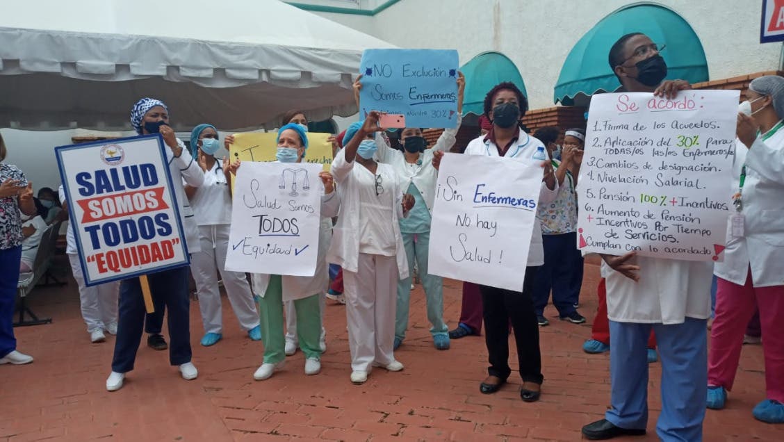 Enfermeras van a paro en demanda de aumento salarial