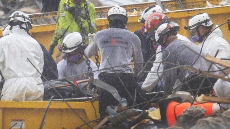 El bombero que sacó de los escombros del edificio de Surfside a su hija fallecida de 7 años