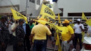 Taxistas protestan en demanda se cumpla ley 63-70