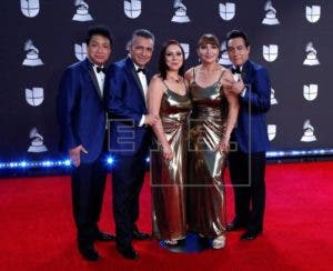 Estrellas latinas causan una explosión de color en la gala Premios Juventud