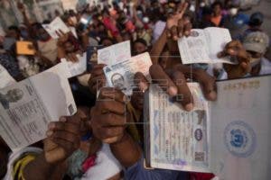 Cientos de haitianos se congregan en la embajada de EEUU para pedir un visado