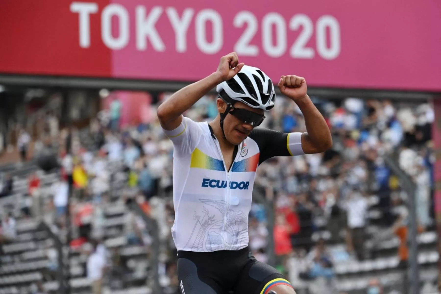 ¡Histórico! ¡Inmortal! Ecuador agradece a Carapaz segundo oro en la historia