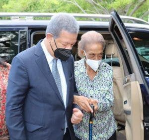 Personalidades acompañan a Leonel Fernández en solidaridad por gravedad de su madre