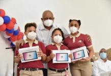 Educación entrega 19 mil dispositivos a estudiantes de Espaillat