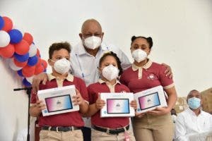 Educación entrega 19 mil dispositivos a estudiantes de Espaillat