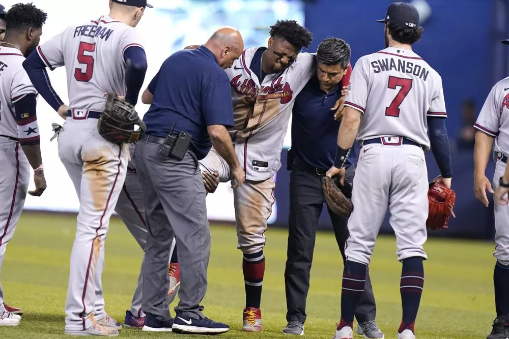 Ronald Acuña Jr. retirado con aparente lesión en la pierna derecha