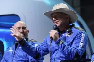 Jeff Bezos llega al espacio en el “mejor día” de su vida