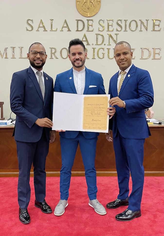 Manny Cruz es declarado Hijo Predilecto de Santo Domingo