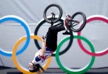 Olímpicos de Tokio: la espectacular pirueta “a ciegas” que llevó a una ciclista a ganar el oro en BMX estilo libre