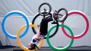 Olímpicos de Tokio: la espectacular pirueta “a ciegas” que llevó a una ciclista a ganar el oro en BMX estilo libre