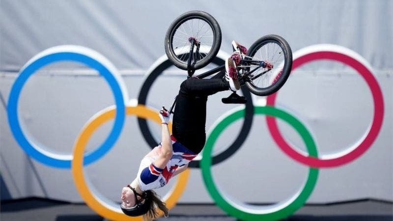 Olímpicos de Tokio: la espectacular pirueta “a ciegas” que llevó a una ciclista a ganar el oro en BMX estilo libre