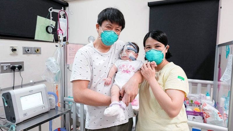 La bebé «más pequeña al nacer» se va a casa tras 13 meses hospitalizada