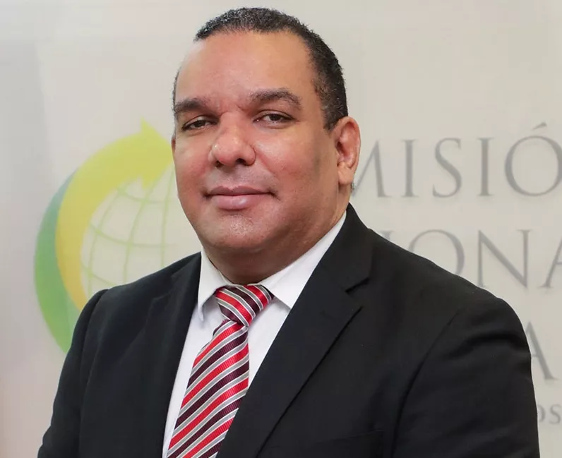 Edward Veras Díaz,    director ejecutivo de la CNE.