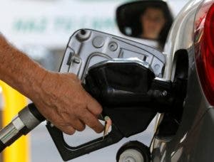 Gobierno asume alza de combustibles