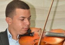 Oniel Santana alza el vuelo y se deja sentir como  joven violinista