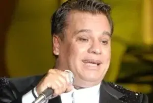 Admiradores participan en homenaje a Juan Gabriel