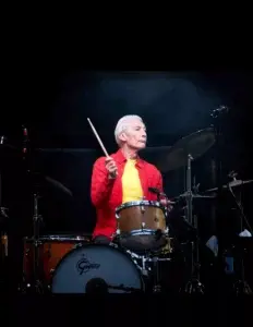 Charlie Watts, batería y corazón rítmico de los Rolling Stones, murió