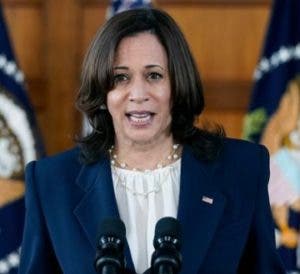 Kamala Harris: EEUU debe centrarse en evacuación de afganos