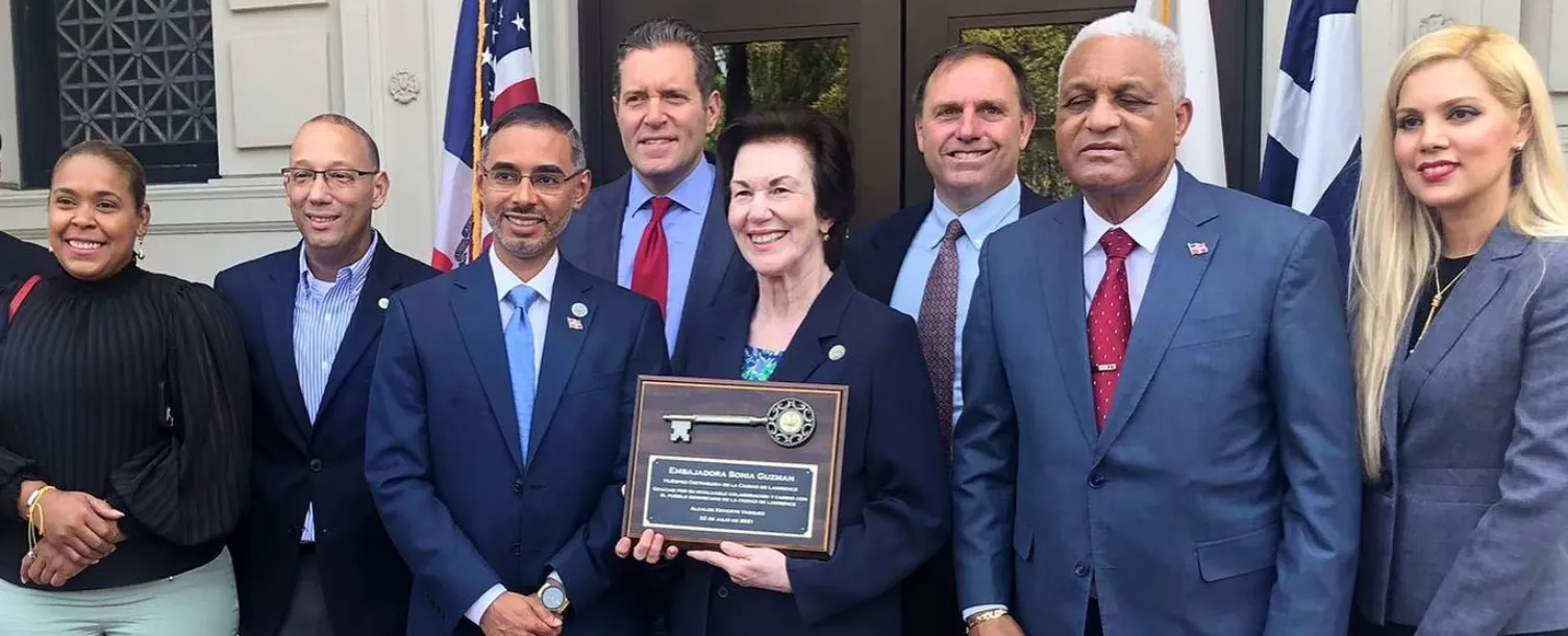 Embajadora dominicana en Estados Unidos  recibe la  llave de la ciudad de Lawrence, en  Massachusetts