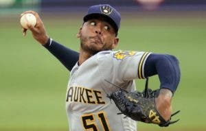 Freddy Peralta será el abridor de los Cerveceros el lunes para el Juego 3