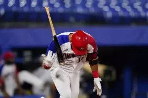 José Bautista enseña el ’bat-flip’ en el béisbol olímpico