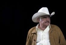 El astro de la música Vicente Fernández continúa grave pero estable