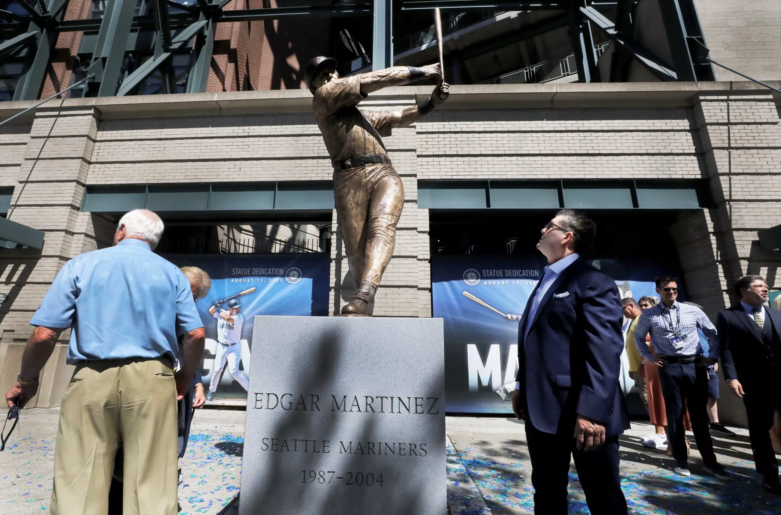 Marineros reivindican figura de Edgar Martínez al erigir estatua en su campo