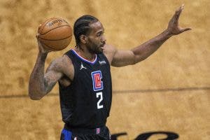 Dueño de los Clippers emocionado por el regreso de Kawhi Leonard