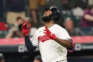 Franmil Reyes pega un jonrón largo y da triunfo a los Indios