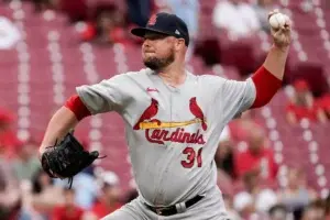 Jon Lester domina desde el montículo y ganan los Cardenales