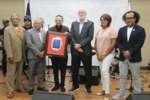 Bachatero Luis Segura recibe reconocimiento especial por Día Mundial del Folclore