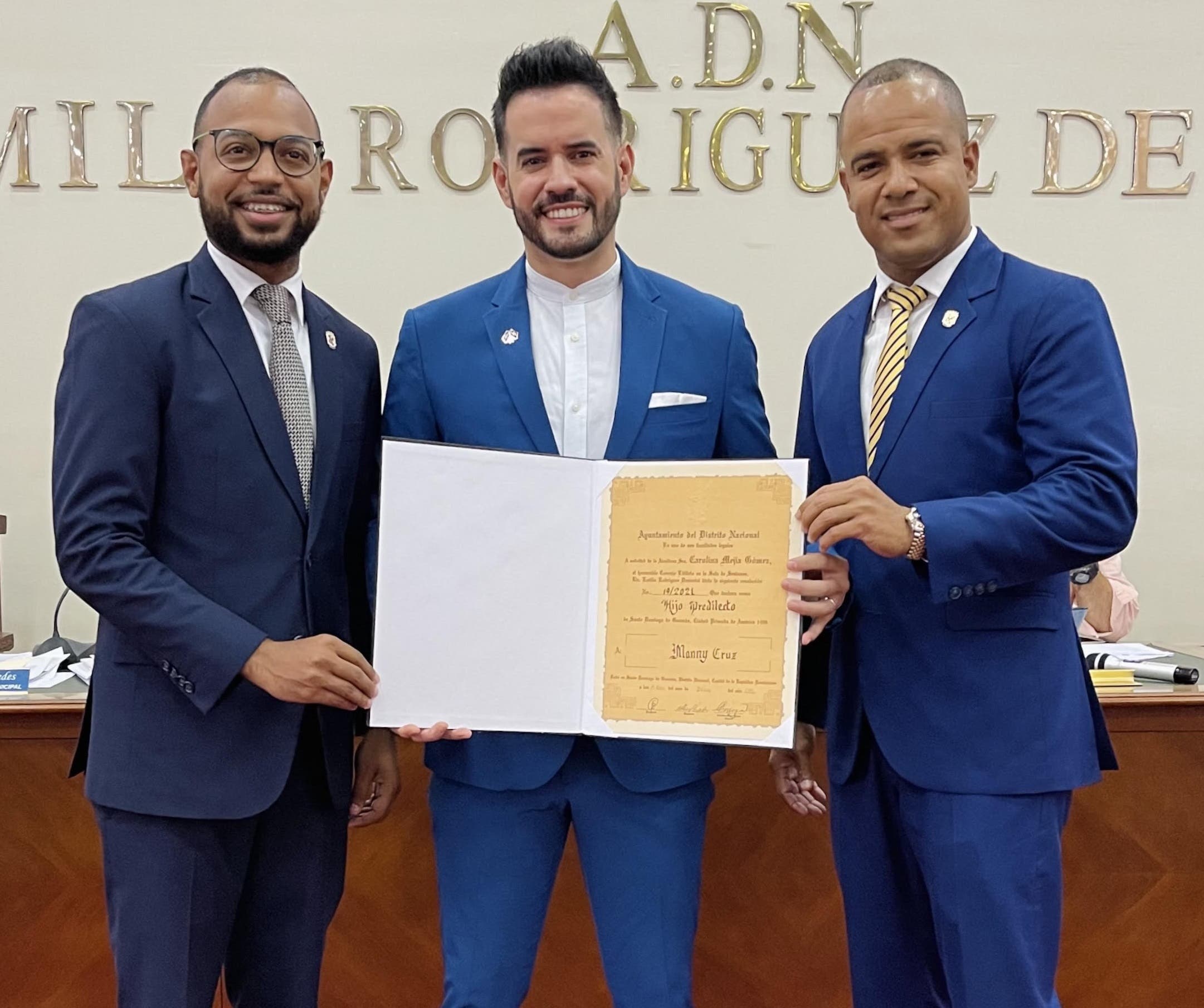 Manny Cruz es declarado hijo predilecto de Santo Domingo