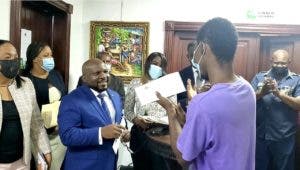 Embajada de Haití entrega 180 visas a estudiantes haitianos en RD