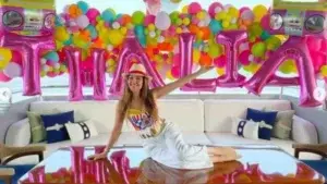 Tommy Mottola sorprende Thalía con fiesta en barco para celebrar sus 50 años