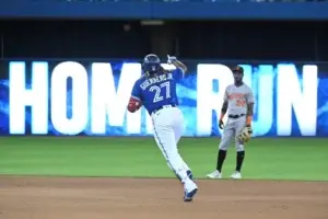 Guerrero Jr. aporta dos cuadrangulares en triunfo de Azulejos