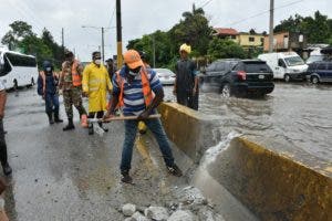 Obras Públicas realiza trabajos para solucionar problema drenaje de la autopista Duarte 