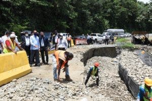 Obras Públicas restablece el paso por puente Las Tres Luces en Neiba; reconstruirá otros cinco en Barahona