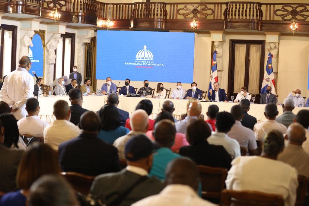 Presidente Abinader promete soluciones a demandas de juntas de vecinos de La Romana