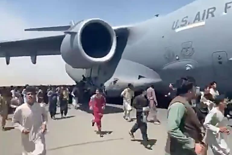 Caos, muertes y desesperación en aeropuerto de Kabul ante la llegada de los talibanes