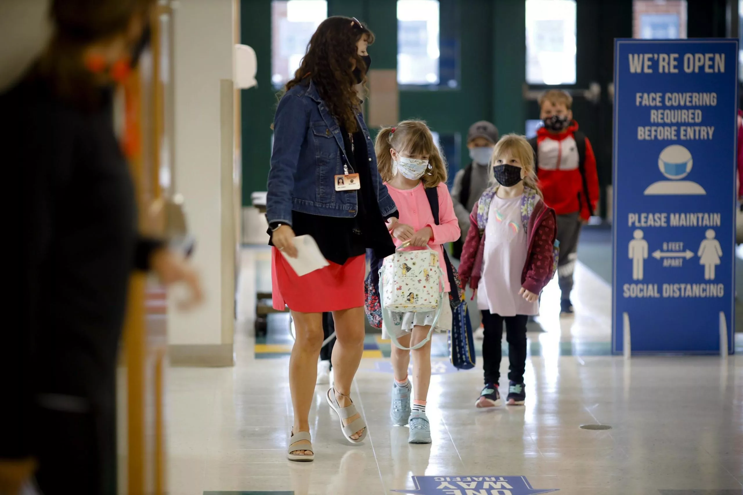 Escuelas en EE.UU revierten clases presenciales por COVID-19