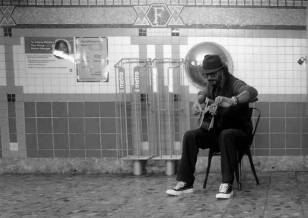 Arjona canta en metro de NY y nadie lo reconoce