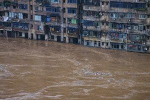 Cifra de muertos por inundaciones en China se dispara a 300