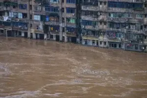 Cifra de muertos por inundaciones en China se dispara a 300