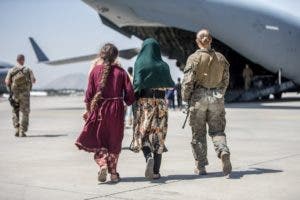 Vuelos de evacuación desde Kabul se reanudan tras atentados