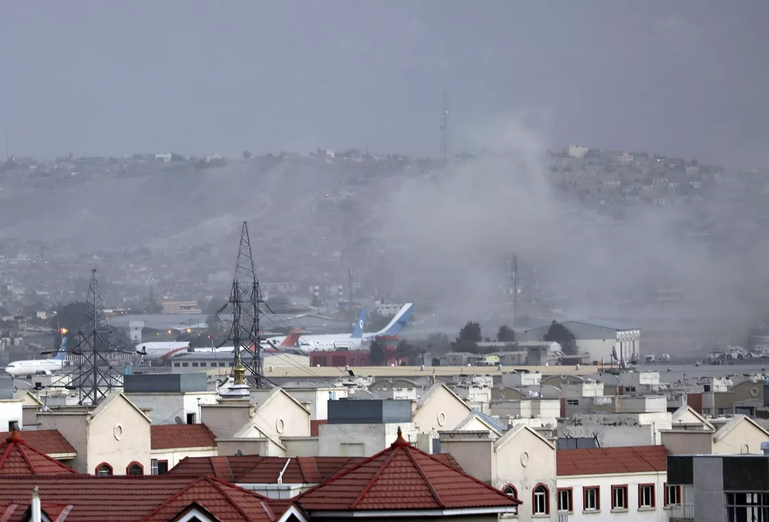 Explosión estremece aeropuerto de Kabul; reportan muertos