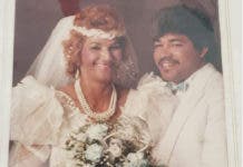 Fefita La Grande muestra fotografía de cuando se casó en los 80