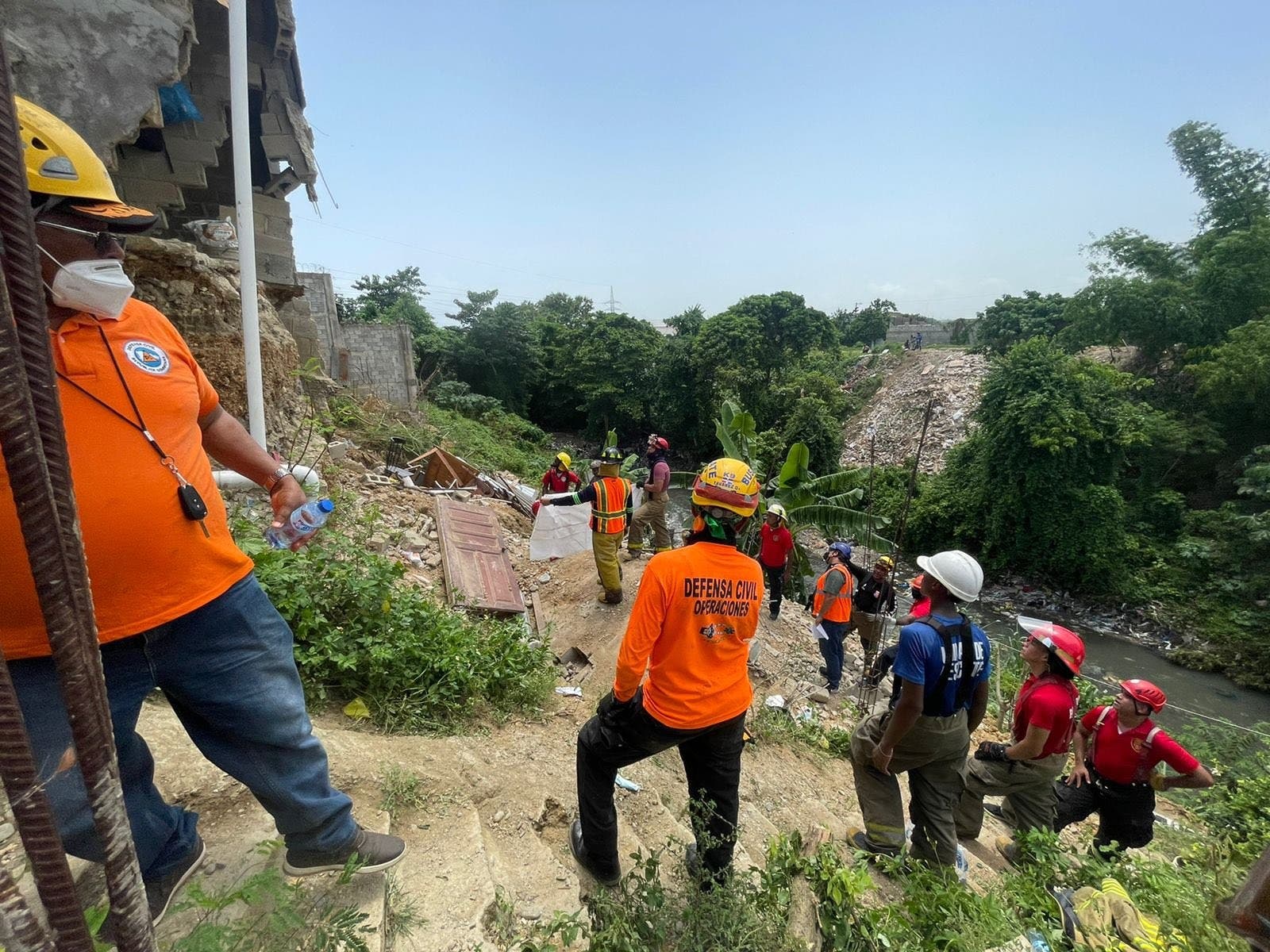 Hombre muere al derrumbarse una casa en la cañada de Guajimia