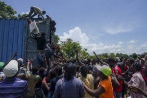 Haitianos saquean alimentos y suministros tras sismo