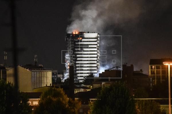 Abren investigación sobre incendio que devoró rascacielos en Milán